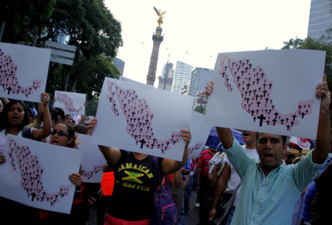 Fosas_Iguala-normalistas_de_Ayotzinapa-marcha-Zocalo_MILIMA20141008_0418_8.jpg