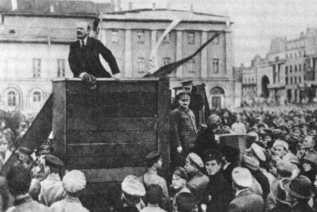 Lenin-Trotsky_1920-05-20_Sverdlov_Square_(original).jpg